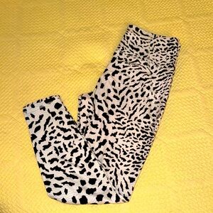 Betsey Johnson animal print 💛💛💛Legging Bottoms size Small G5